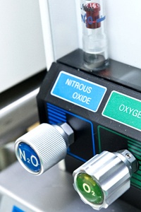 A machine that includes nitrous oxide and oxygen and is used during a dental procedure or treatment